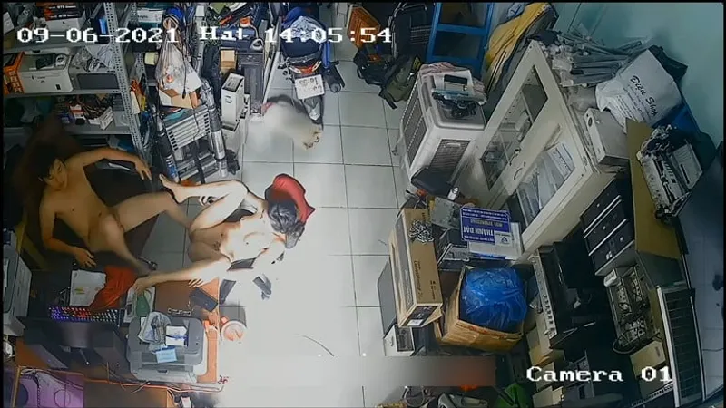Bà xã ông chồng xoạc nhau trong của hàng máy tính