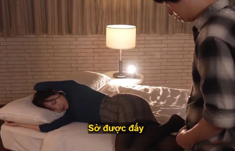 Một đêm mất ngủ với nữ phát thanh viên nổi danh khi ở cùng phòng khách sạn